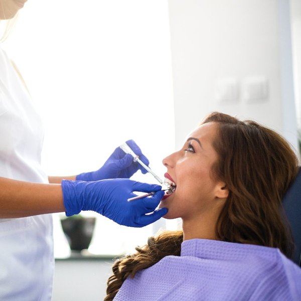 Limpieza dental AirFlow® en Ealing — Stunning Smile Clinic, Ealing